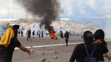 Immagini dello scontro tra cittadini ed esercito in Perù, all'aeroporto di Ayacucho