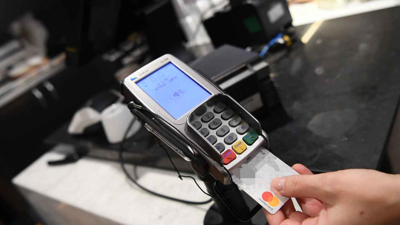 Pagamento POS con carta di credito: non ci sarà la possibilità per i negozianti di rifiutare i pagamenti elettronici fino a 60 euro