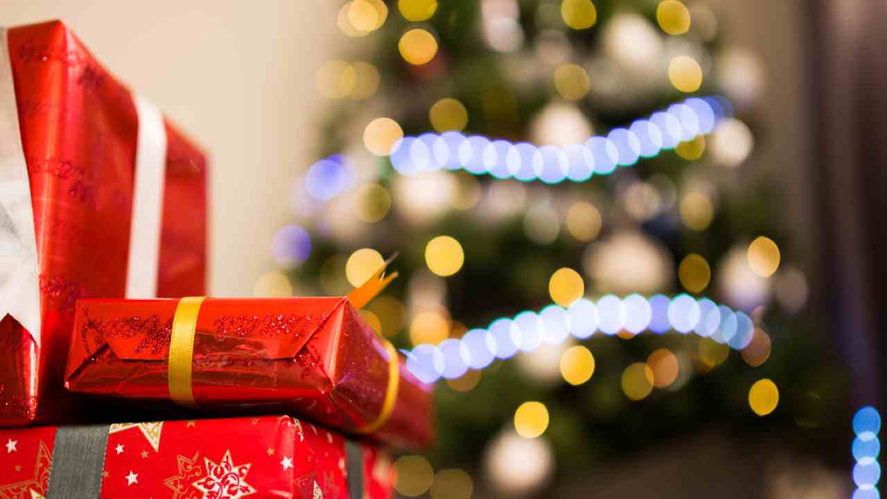 Pochi giorni al Natale: gli italiani si affrettano a comprare i regali da mettere sotto l'albero