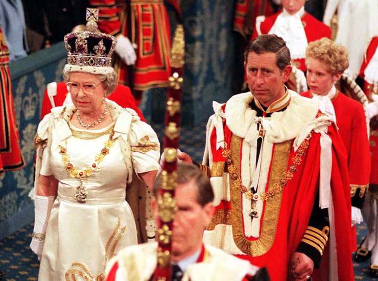 La regina Elisabetta e la corona di re Carlo