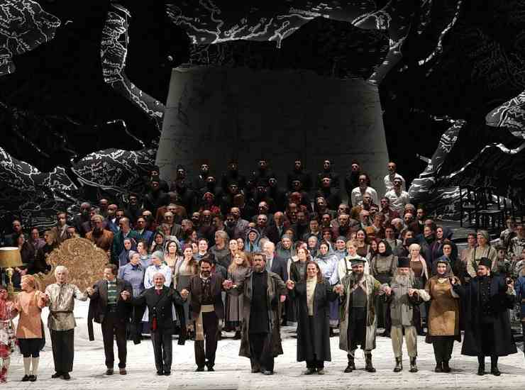 Il cast del Boris Godunov di Mussorgskij al termine dell'opera