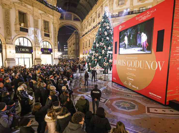 Per la festa di Sant'Ambrogio, patrono di Milano, il pubblico assiste alla prima della Scala da un maxischermo in Galleria Vittorio Emanuele a due passi dal Duomo