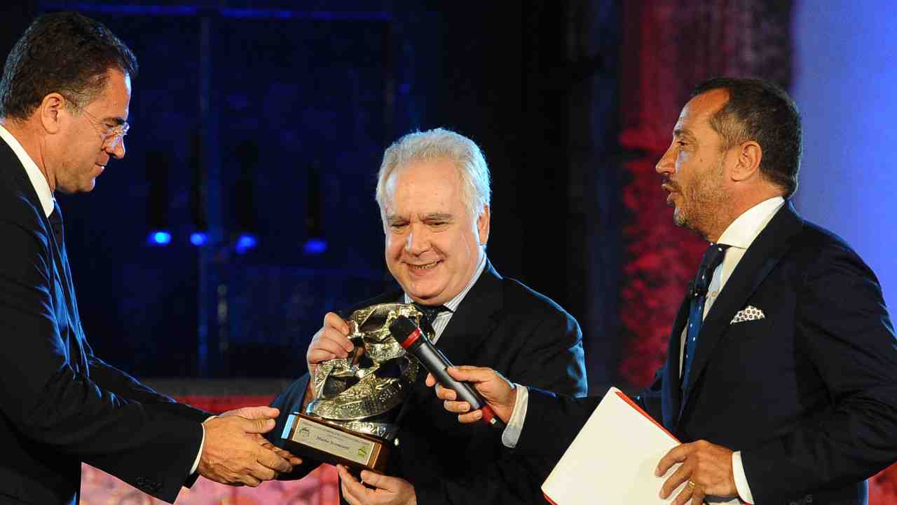 Mario Sconcerti riceve il Premio Ischia nel 2011