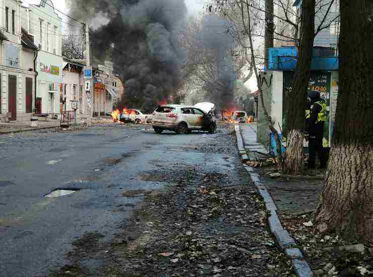 Effetti dei bombardamenti russi in una strada di Kherson, in Ucraina, il 24 dicembre 2022