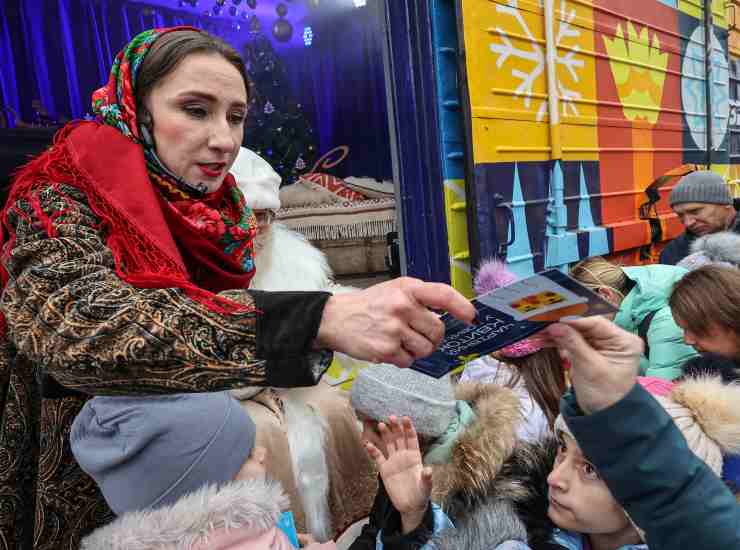 Regali ai bambini durante le celebrazioni del giorno di San Nicola presso la stazione ferroviaria di Izium