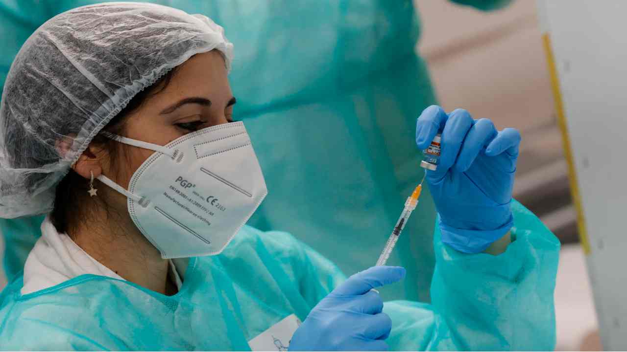 La vaccinazione anti Covid obbligatoria per medici e operatori sanitari deve rimanere, sostiene la Corte Costituzionale che ha respinto diverse questioni giuridiche