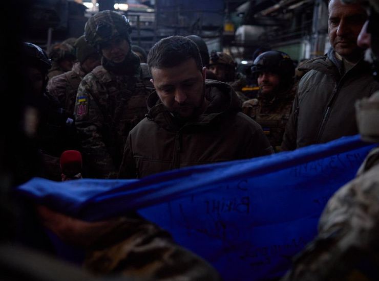 Visita a sorpresa di Zelensky al fronte a Bakhmut, in Donbass