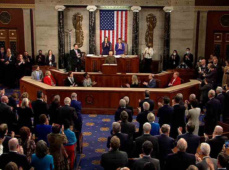 Dopo aver incontrato Biden, Zelensky ha tenuto uno storico discorso di fronte ai parlamentari del Congresso