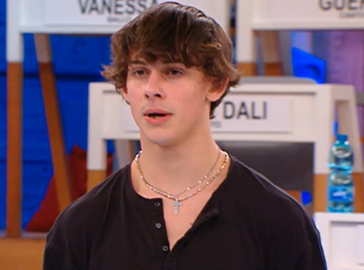 Samu Segreto nella 16esima puntata di Amici 22 (screenshot Mediaset Infinity) - VelvetMag