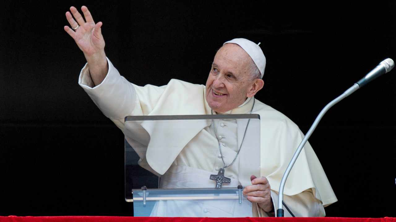 Papa Francesco durante l'Angelus in Piazza San Pietro