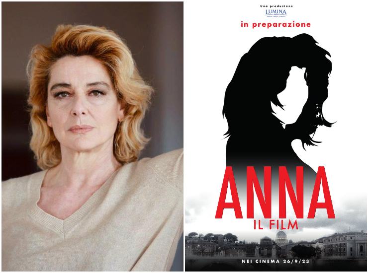 Monica Guerritore (sinistra) e il poster del film "Anna", su Anna Magnani (Courtesy of Press Office) - VelvetMag