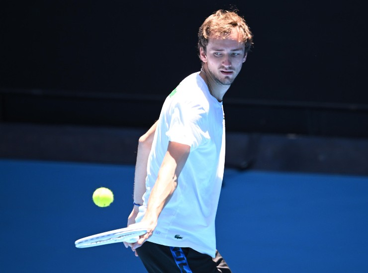 Daniil Medvedev tennista russo in allenamento agli Australian Open 2023