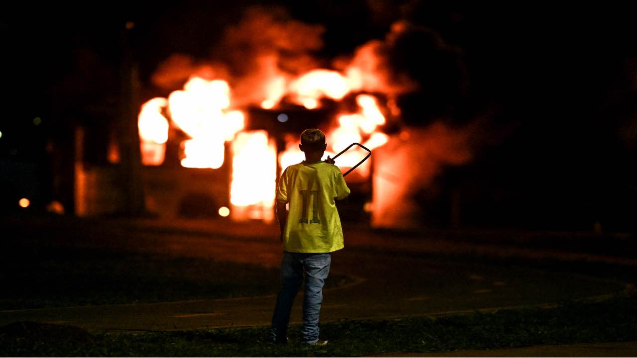 Bambino difronte devastazione/ Foto ANSA/Andre Borges