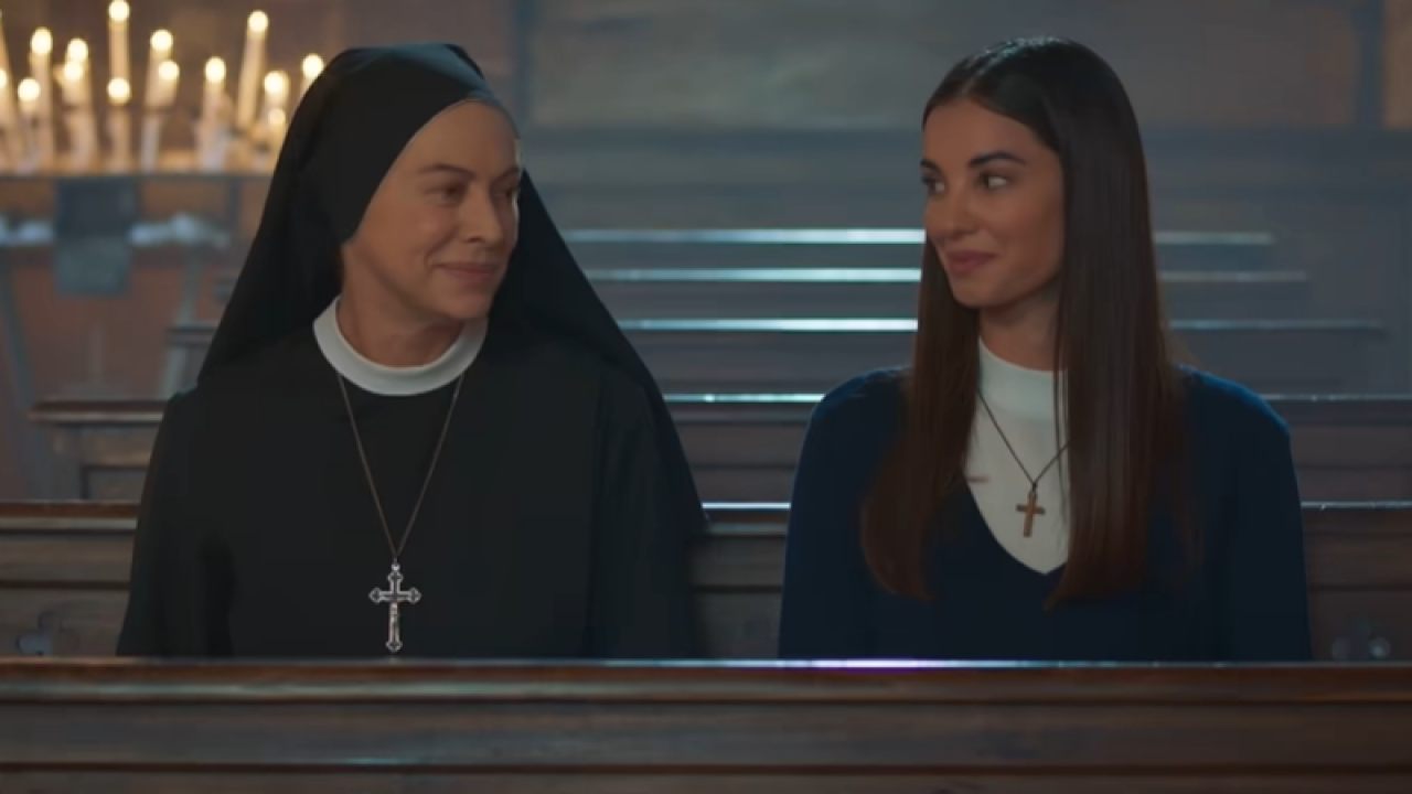 Elena Sofia Ricci e Francesca Chillemi sono rispettivamente Suor Angela e Azzurra nel promo ufficiale di Che Dio ci aiuti 7 (screenshot promo tv) - VelvetMag