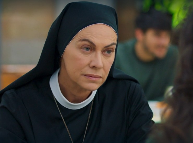 Elena Sofia Ricci è Suor Angela nella 7x01 di "Che Dio ci aiuti" (screenshot RaiPlay) - VelvetMag