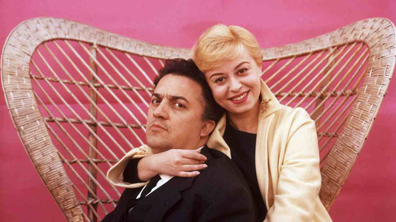 Federico Fellini e Giulietta Masina in un'immagine della mostra ''Fuori dal Set'' allestita al Museo del Cinama (. ANSA / UFFICIO STAMPA MOSTRA ''FUORI DAL SET'' ) - VelvetMag