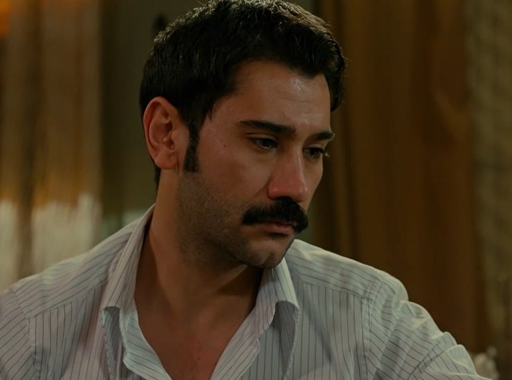 Yilmaz in un frame di "Terra amara", tra le fiction di Mediaset (screenshot Mediaset Infinity) - VelvetMag