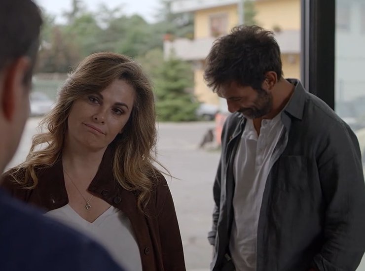 Vanessa Incontrada e Francesco Arca sono Fosca Innocenti e Cosimo in una scena della prima stagione di "Fosca Innocenti" (screenshot Mediaset Infinity) - VelvetMag