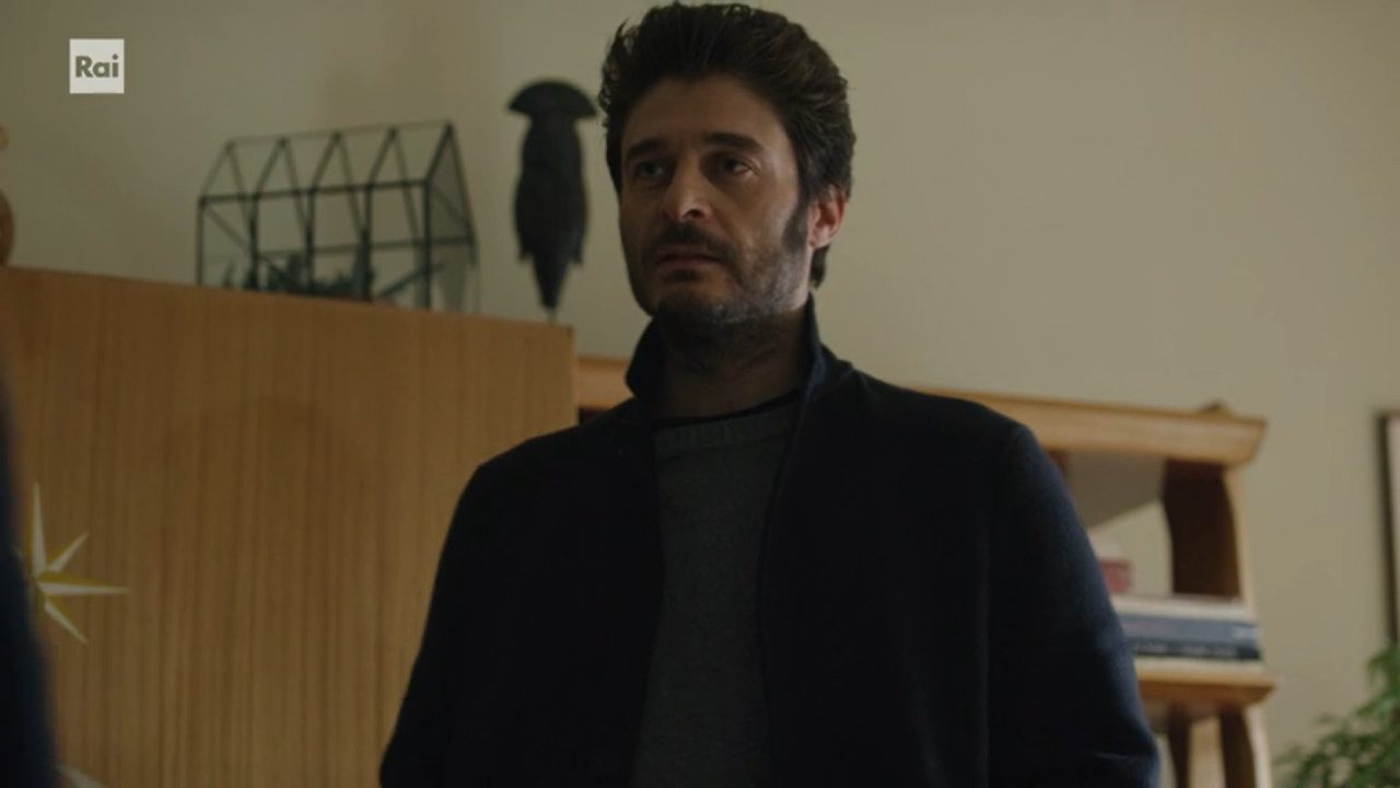 Lino Guanciale è Leonardo Cagliostro nel secondo episodio de "La porta rossa 3" (screenshot RaiPlay) - VelvetMag
