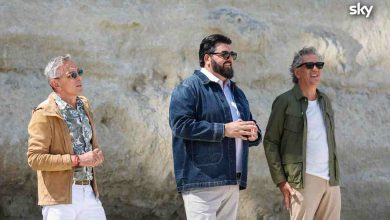 (Da sinistra) Bruno Barbieri, Antonino Cannavacciuolo e Giorgio Locatelli a Tropea durante le riprese di MasterChef Italia 12 (Sky Courtesy Press Office) - VelvetMag