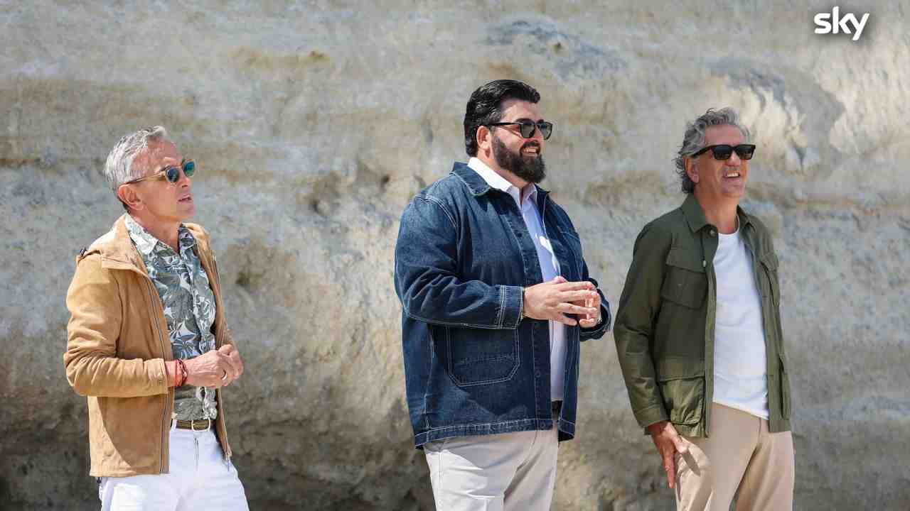 (Da sinistra) Bruno Barbieri, Antonino Cannavacciuolo e Giorgio Locatelli a Tropea durante le riprese di MasterChef Italia 12 (Sky Courtesy Press Office) - VelvetMag