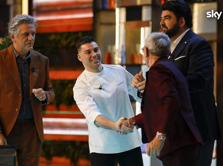 (da sinistra), Giorgio Locatelli, Jacopo Mercuro, Bruno Barbieri e Antonino Cannavacciuolo a MasterChef Italia 12 (Sky Press Office) - VelvetMag