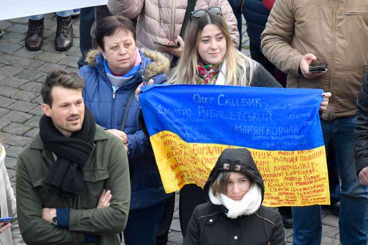 Fedeli in Piazza San Pietro con bandiere ucraine