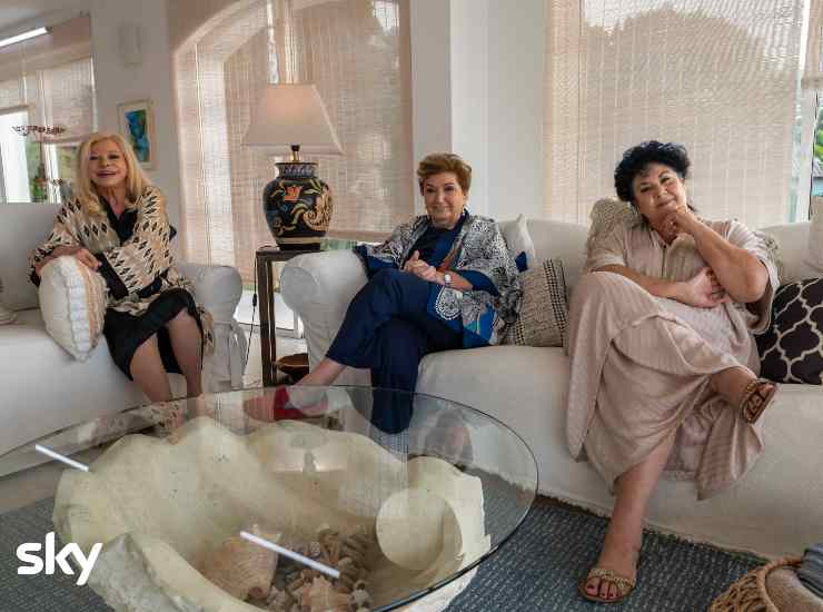 (Da sinistra) Sandra Milo, Mara Maionchi e Marisa Laurito nel cast di Quelle brave ragazze 2 (Sky Courtesy Press Office) - VelvetMag