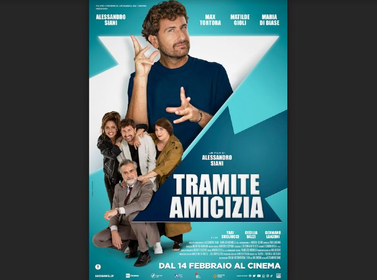 Alessandro Siani insieme al cast di "Tramite amicizia" nel poster ufficiale (Courtesy of Press Office) - VelvetMag