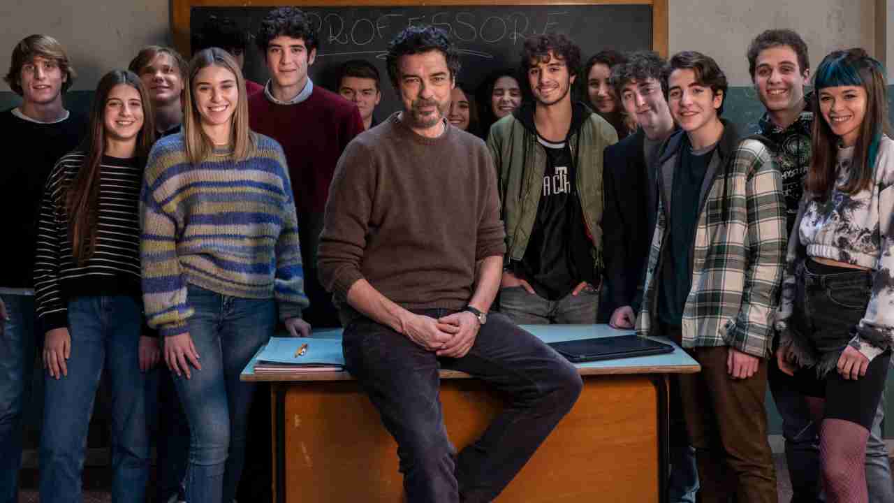 Alessandro Gassmann e parte del cast di Un Professore in una foto di scena (ANSA) - VelvetMag