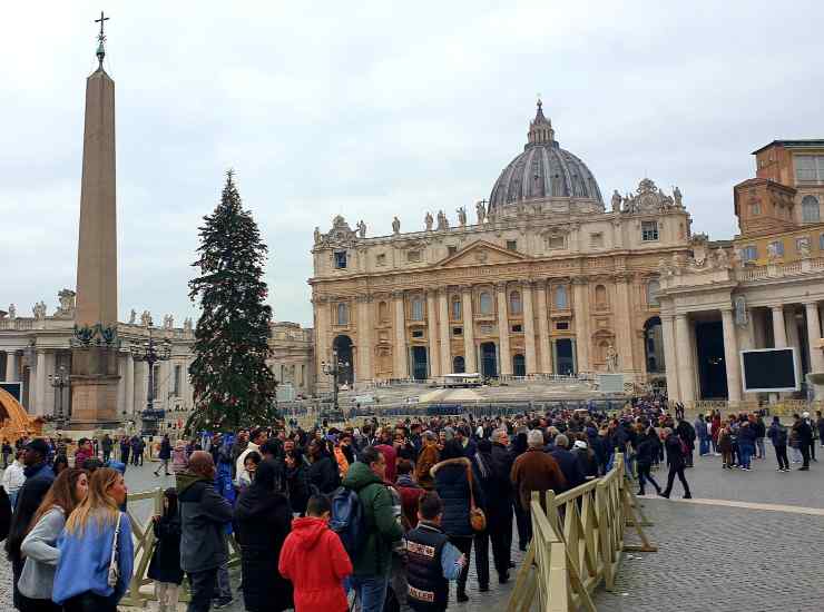 fedeli folla san pietro papa ratzinger