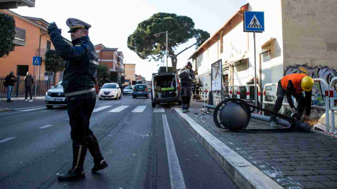 Roma, gravissimo incidente stradale: 5 giovani perdono la vita