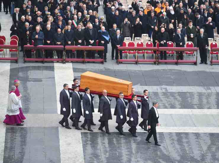 funerali papa benedetto bara