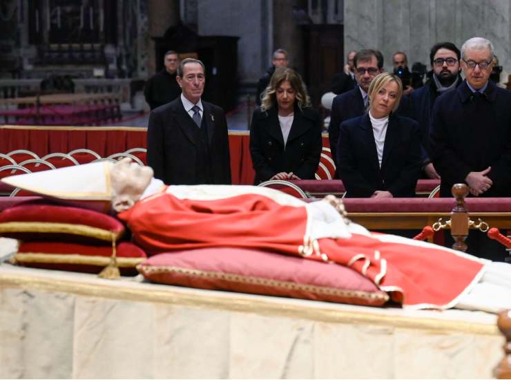 giorgia meloni papa ratzinger san pietro 