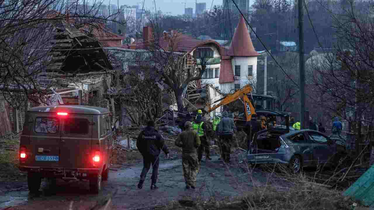 Operatori sul luogo di un attacco missilistico russo a Kiev