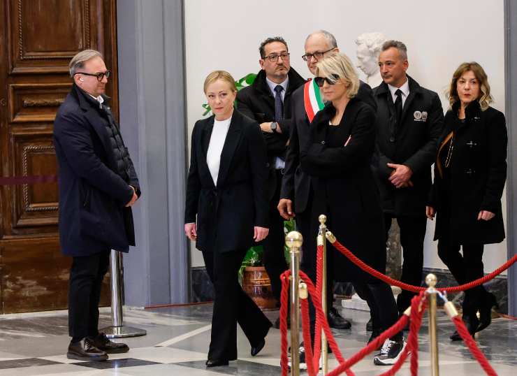Premier Giorgia Meloni omaggio a Maurizio Costanzo