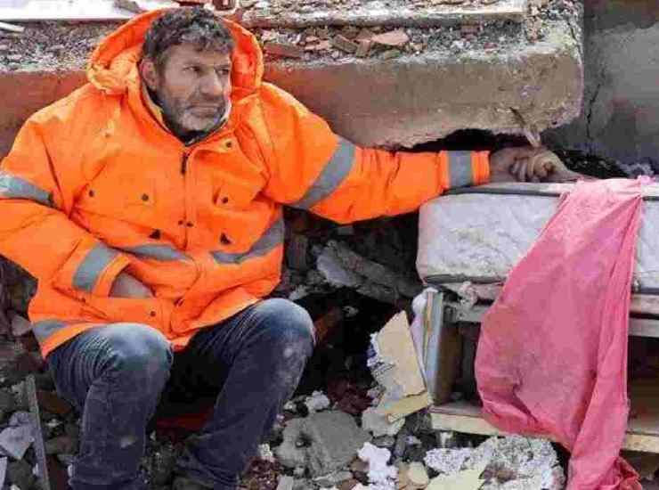turchia padre figlia morta terremoto