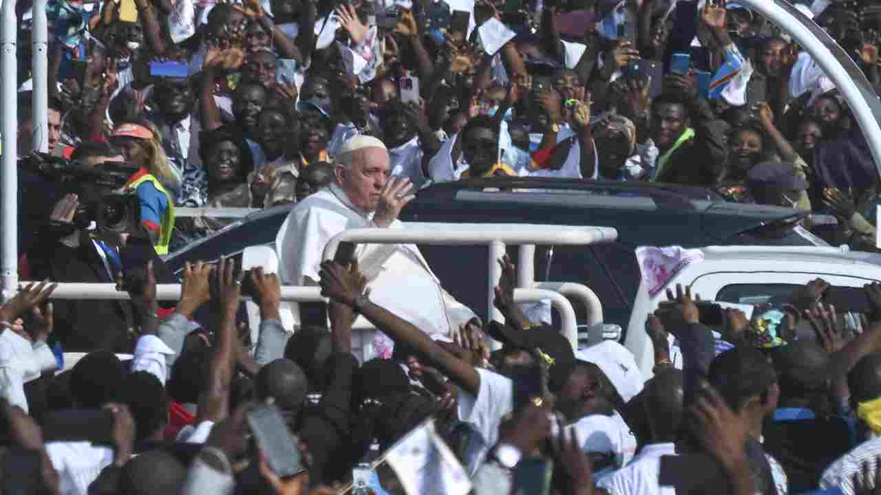 Per il Papa in Congo un milione di persone: “Basta guerre, basta con lo sfruttamento dell’Africa”