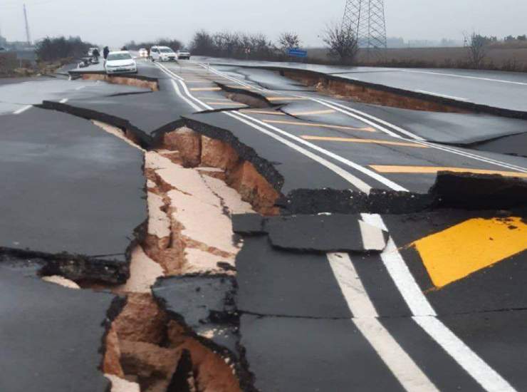 turchia terremoto strada squarciata