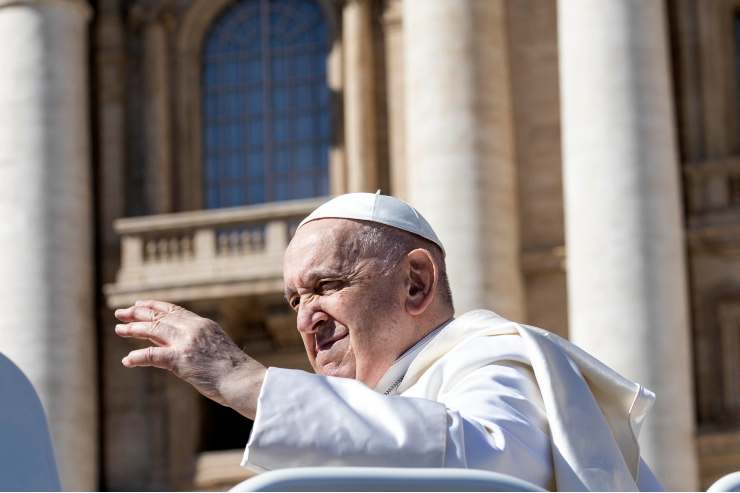 Papa Francesco sulla Papamobile
