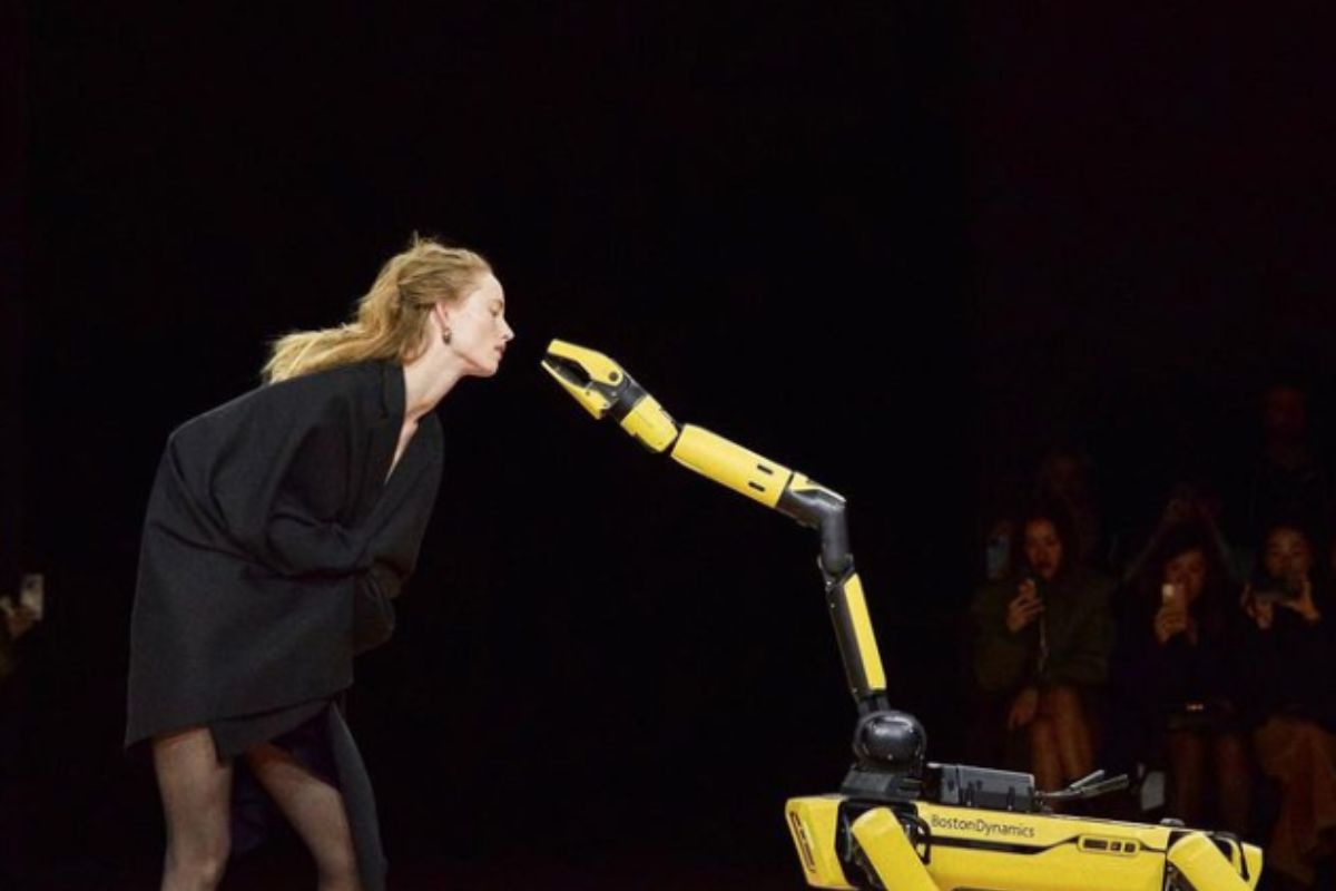 Coperni Paris Fashion Week robot