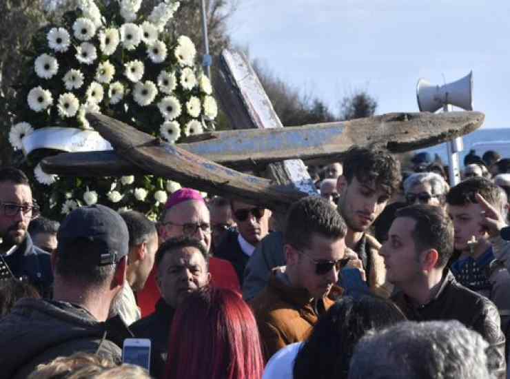 via crucis naufragio migranti croce legno