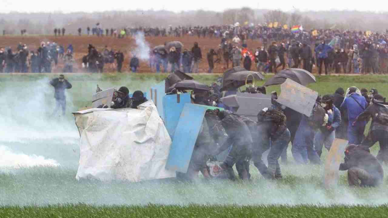 Francia: violenti scontri e feriti gravi al bacino idrico di Saint Soline