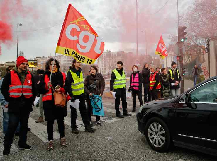 riforma pensioni proteste francia parigi
