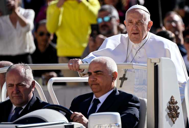 Papa Francesco su auto