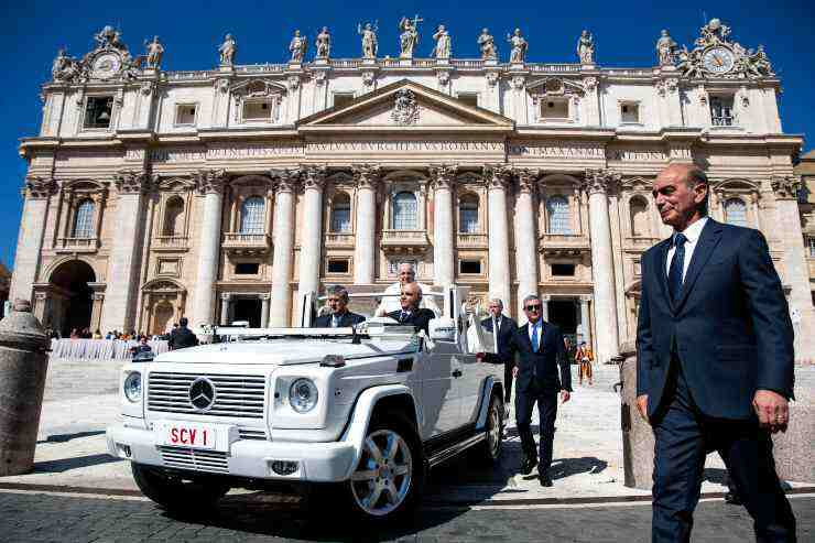 Papa Francesco in Jeep 