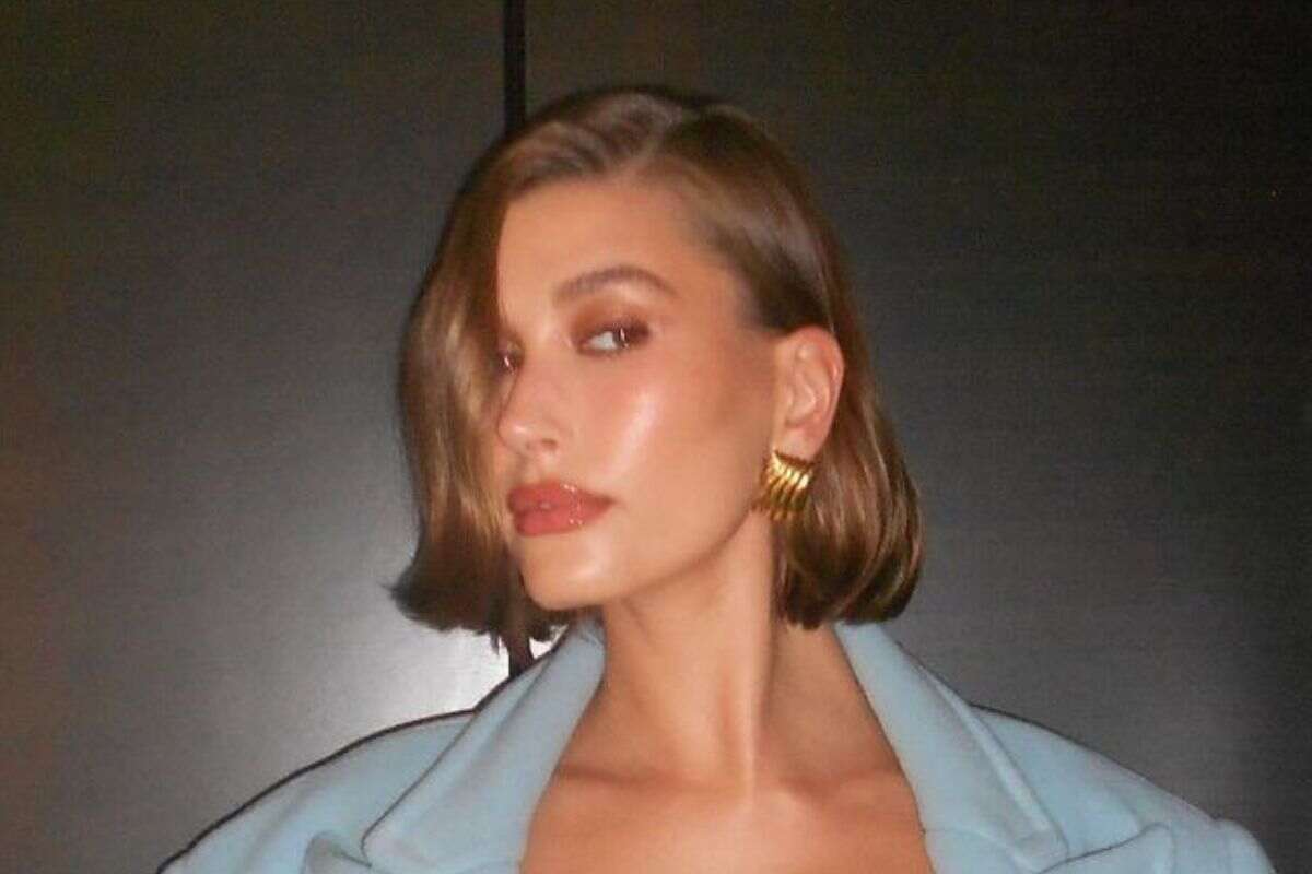 Hailey Bieber azzurro pastello