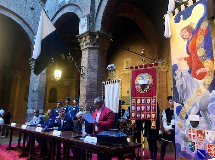 Palio luglio 2023 - Presentazione drappellone agosto 2019 vinto dalla Selva da repertorio Ansa