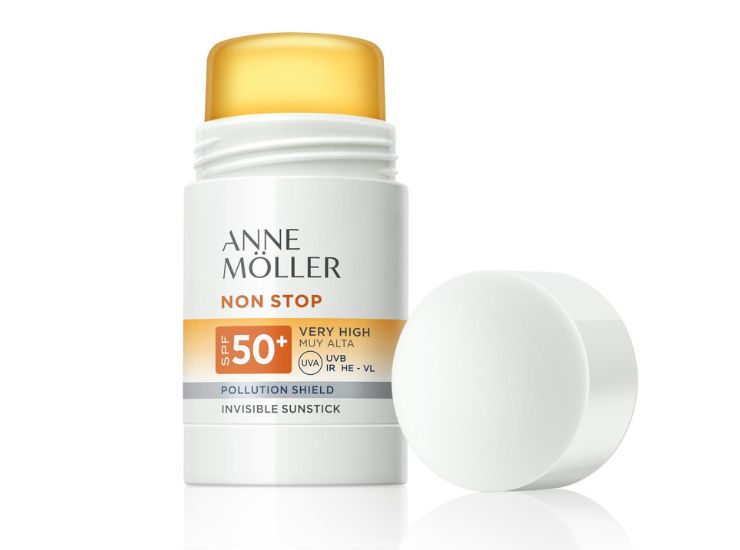 Sopracciglia tatuate sole