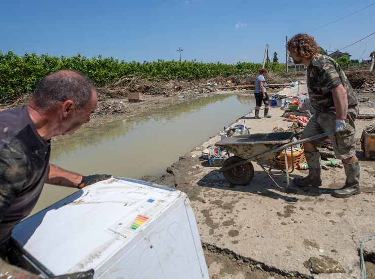 emilia romagna alluvione fango sole